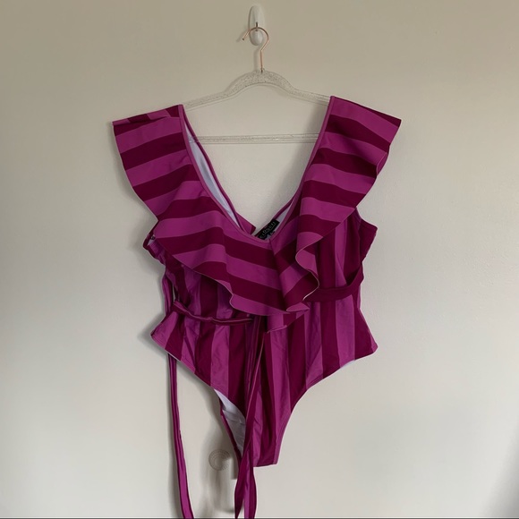 New Eloquii ruffle shoulder one piece belted swimsuit in Swimmer stripe Size 26 - Picture 3 of 6